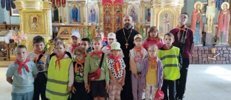 О живой вере и истории: школьники встретились со священнослужителями в Успенском храме Речицы